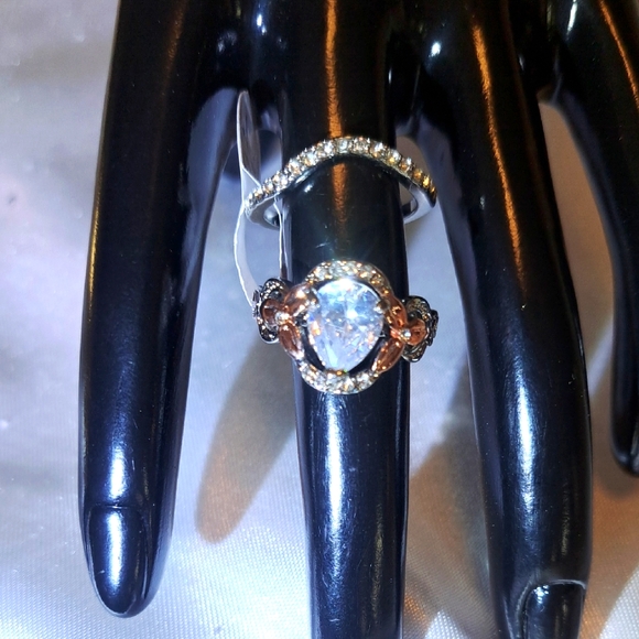 Jewelry - Elegant Silver and Gold Ring